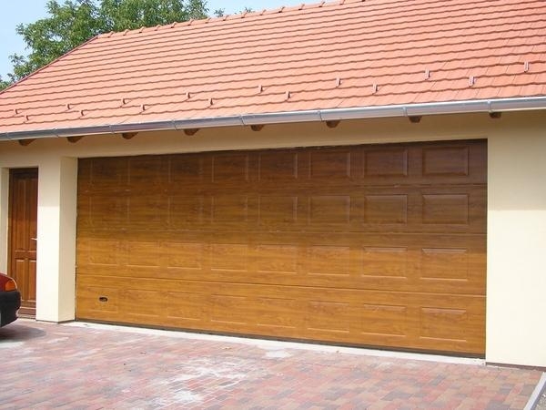 Quadra aranytolgy.jpg - QUADRA aranytölgyszínű kétállásos szekciós garázskapu.